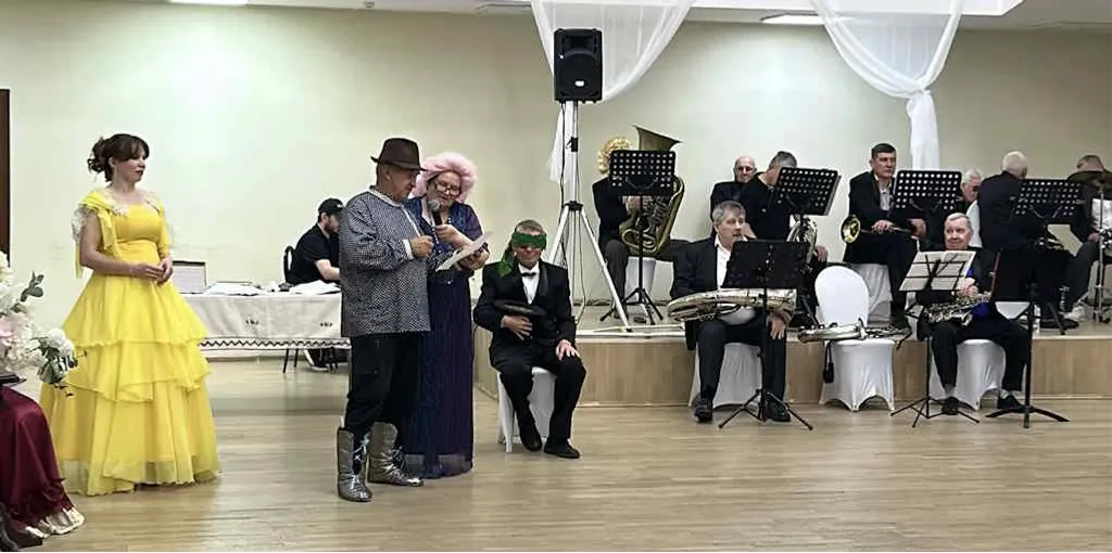 Пылает тысячью огней обширный зал…