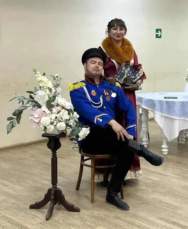 Пылает тысячью огней обширный зал…