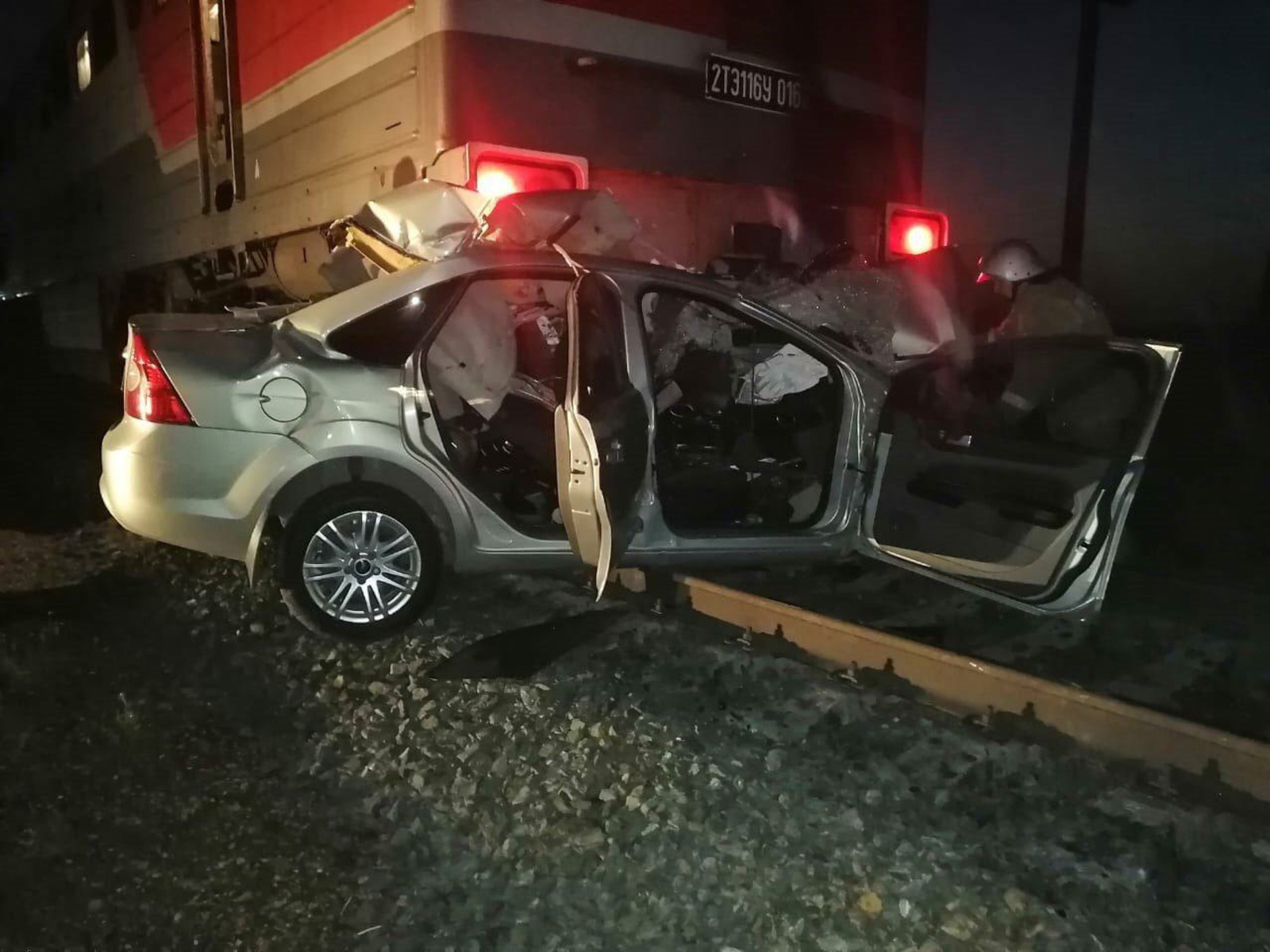 Два человека погибли при столкновении автомобиля с поездом в Гафурийском районе