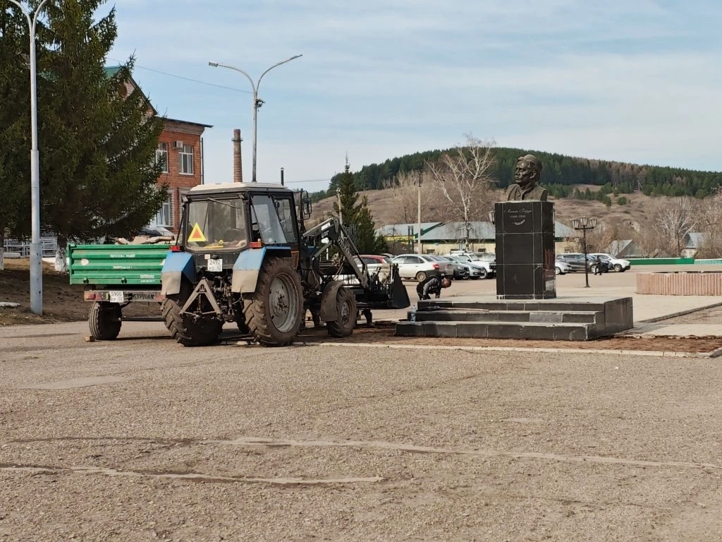 В с. Красноусольском приступили к обновлению площади имени Мажита Гафури