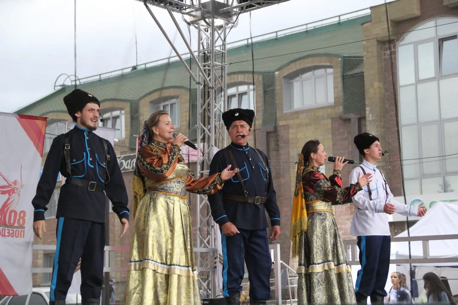 Художник Юрий Сивачев и Ансамбль песни и пляски ЦВО посетили Кумертау