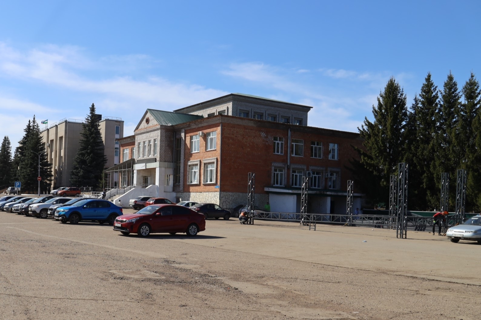 В с. Красноусольском приступили к обновлению площади имени Мажита Гафури