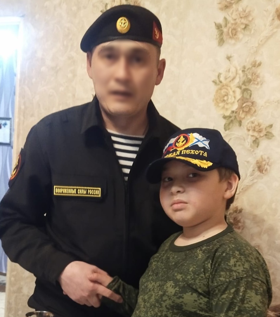 Военнослужащий, вернувшийся в отпуск из зоны СВО, вручил ученику СОШ № 3 памятный подарок