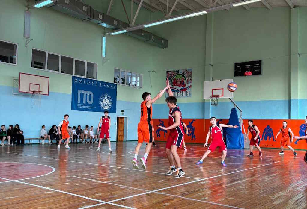 Упорная борьба шла за каждый мяч