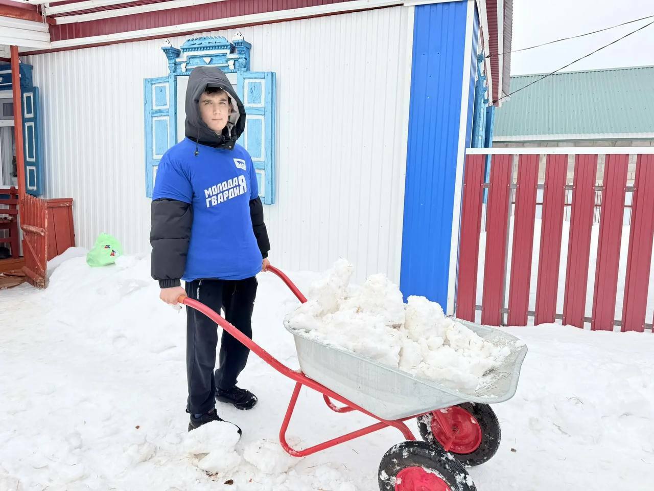«Молодая Гвардия» помогает ветеранам