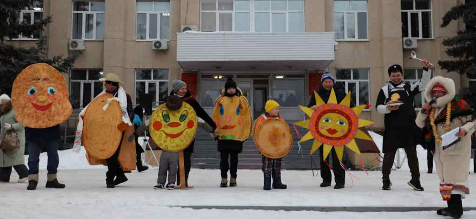 Блинами угостились – с Масленицей простились