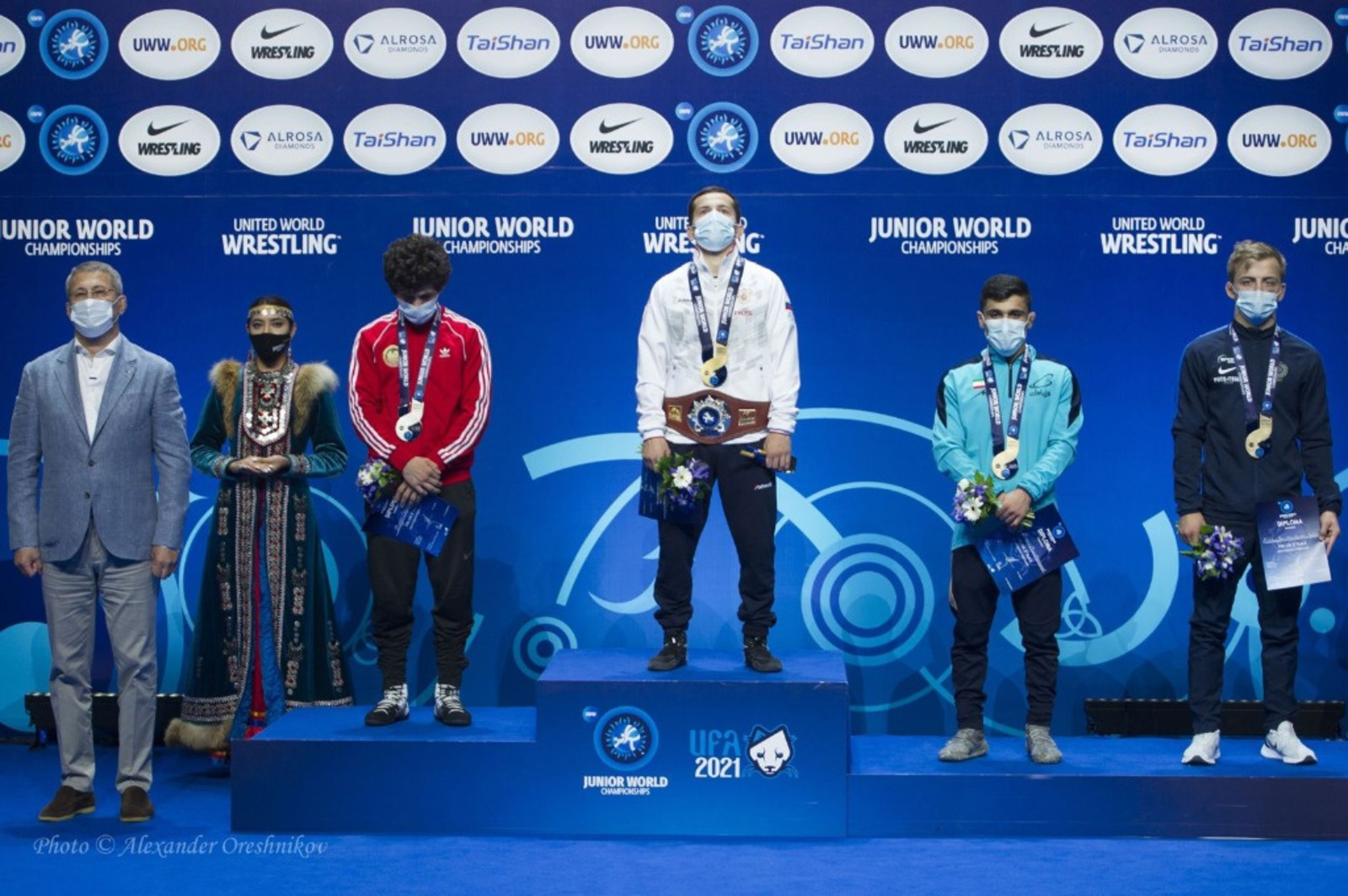 Радий Хабиров поздравил победителей Первенства мира по спортивной борьбе Бакаева и Амриева