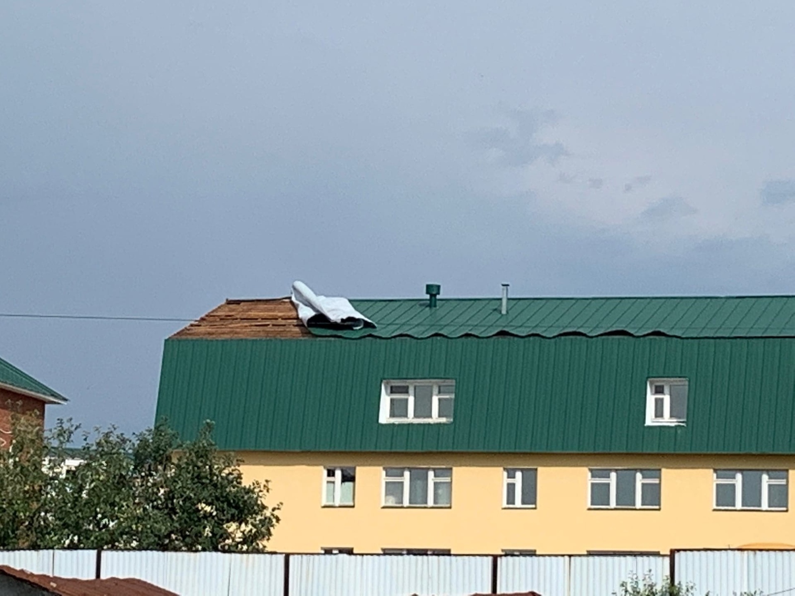 Фото: Виталий Рябоконь. Крыша здания КБГИ им. Н. А. Мажитова после урагана