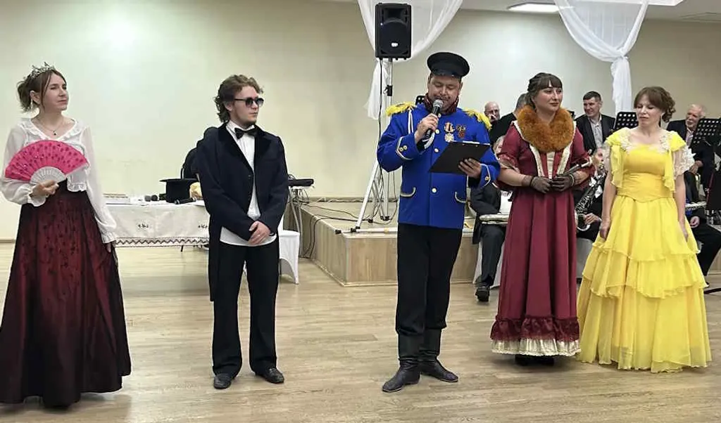Пылает тысячью огней обширный зал…