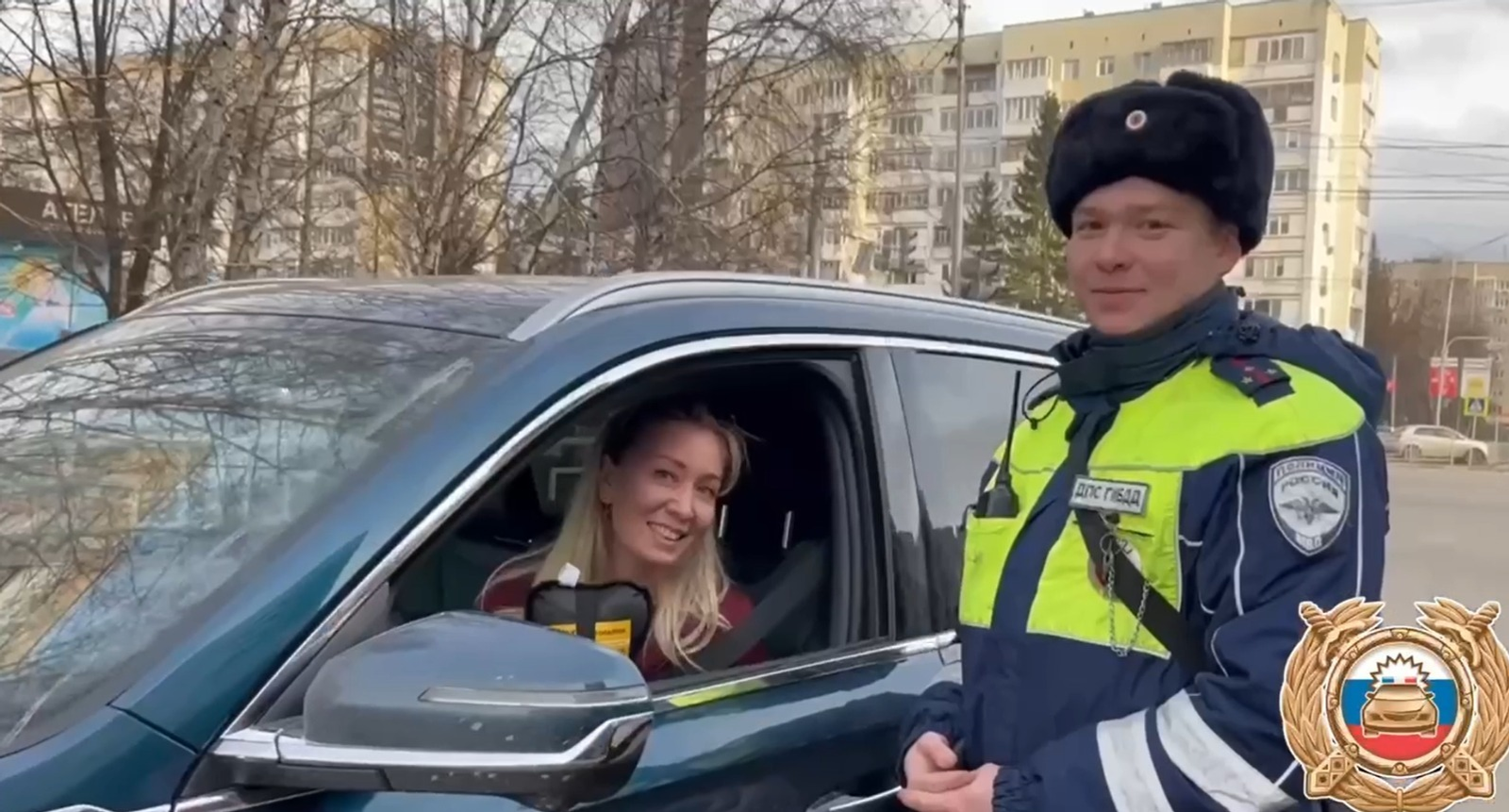 В Уфе инспекторы останавливали женщин за рулем и поздравляли с Днем матери