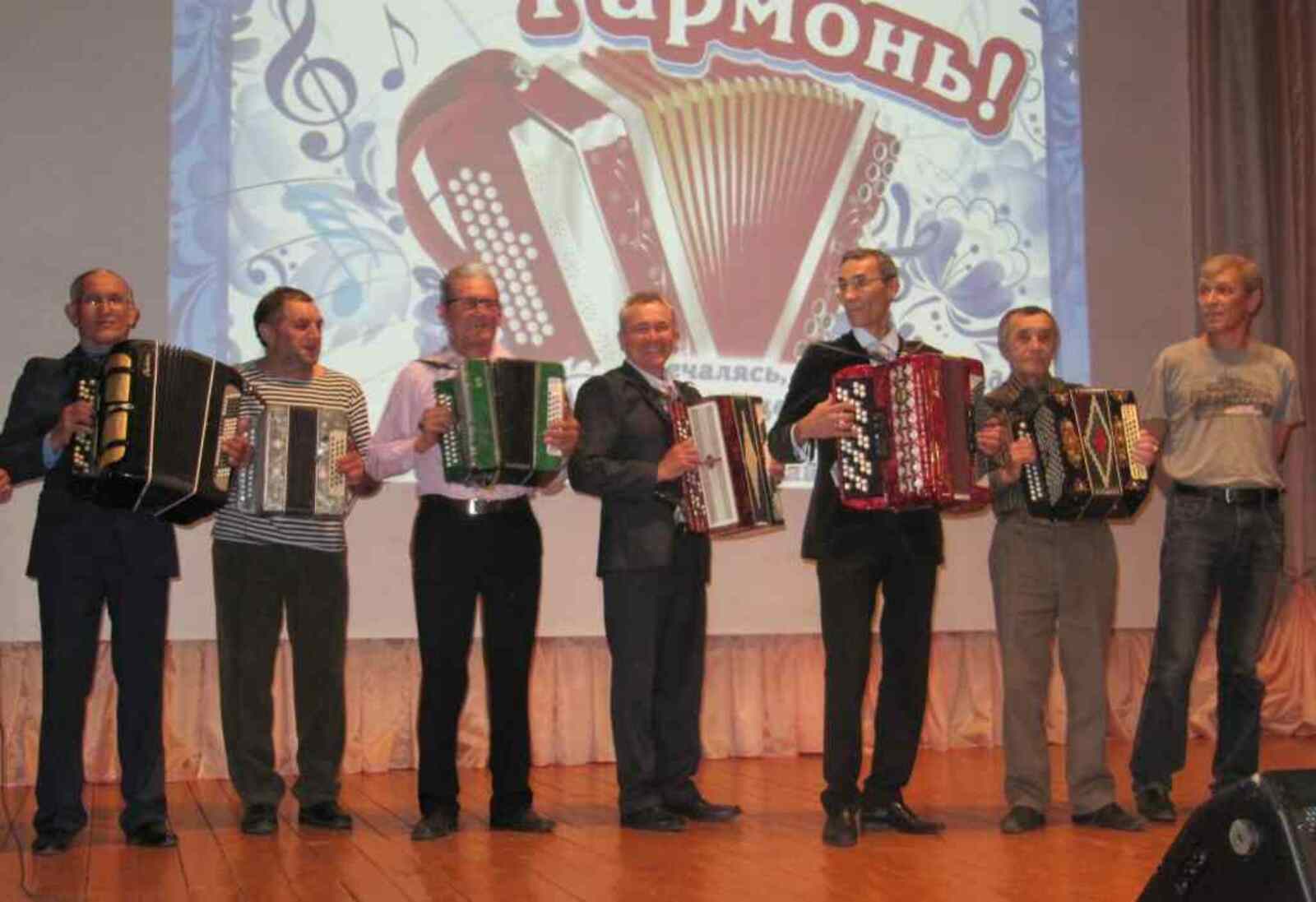 Гармонисты чередовали русские, башкирские, татарские и чувашские народные наигрыши с современными хитами и классической музыкой.