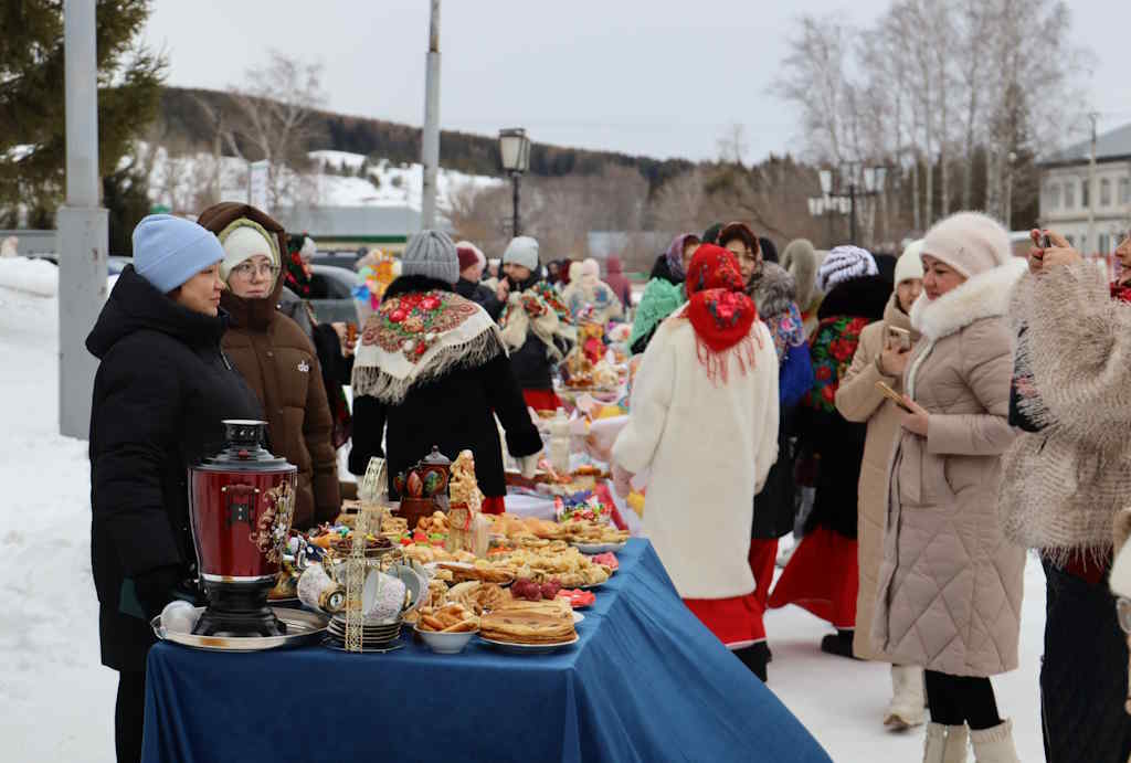 Блинами угостились – с Масленицей простились