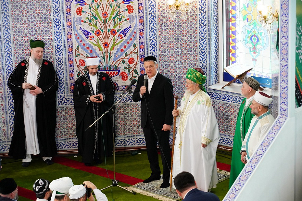 Радий Хабиров посетил соборную мечеть «Ляля-Тюльпан» в честь праздника Ураза-байрам