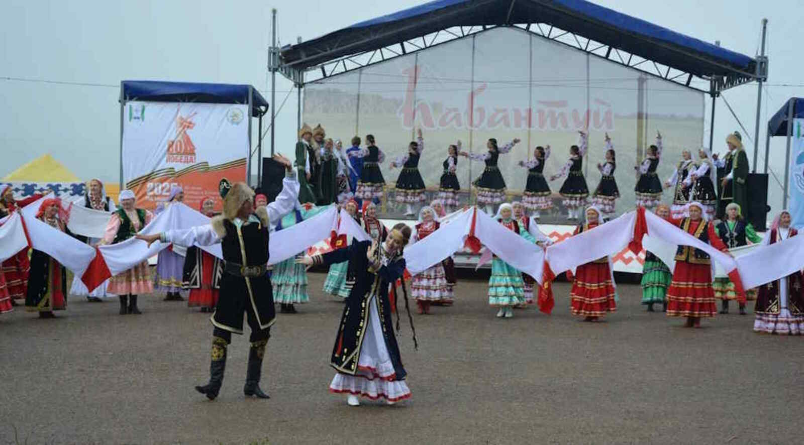 На улице из юрт…