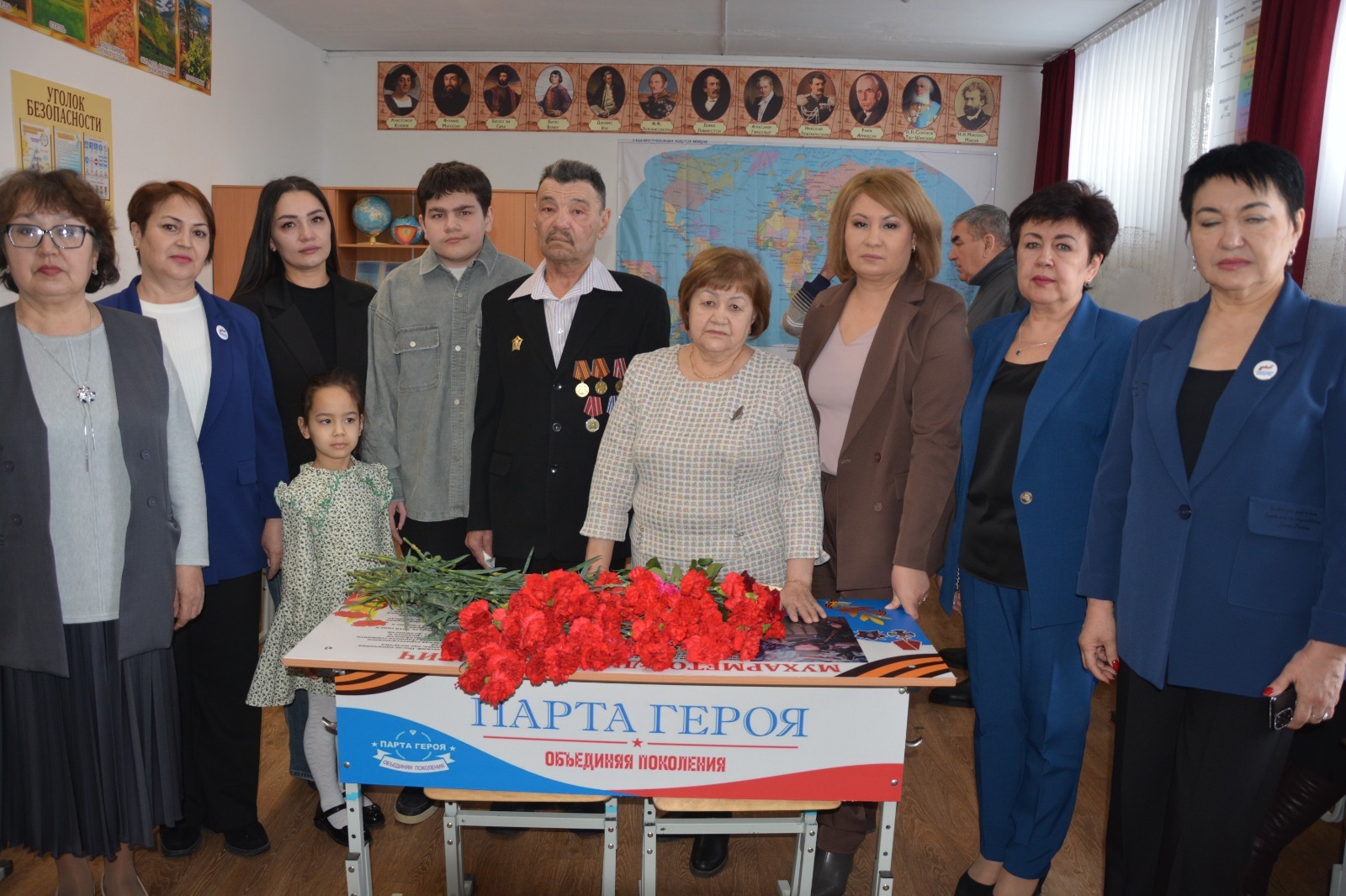 В СОШ №2 торжественно открыли «Парту Героя» в память о Динаре Мухарметове