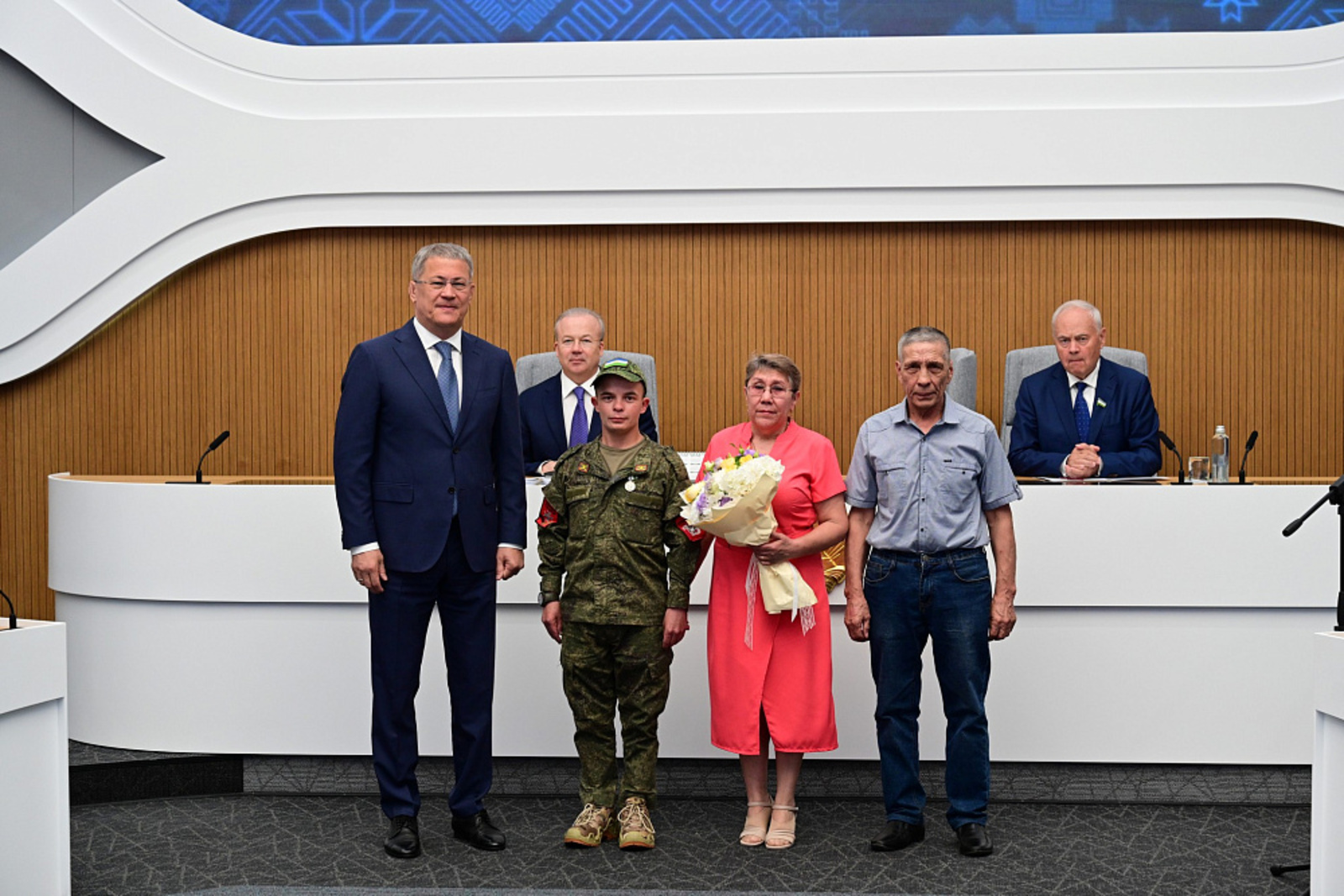 Радий Хабиров вручил медаль генерала Шаймуратова участнику СВО