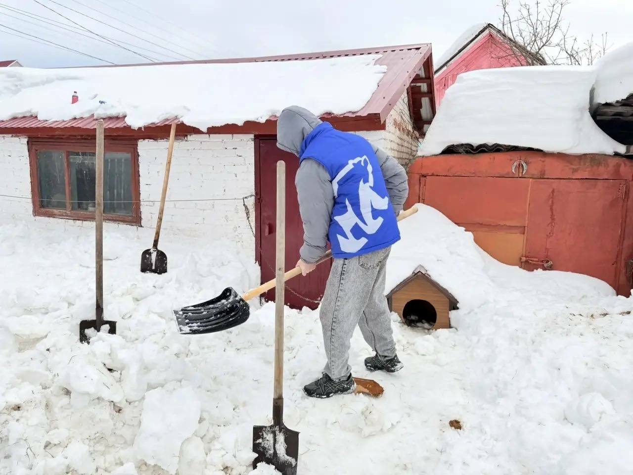 «Молодая Гвардия» помогает ветеранам