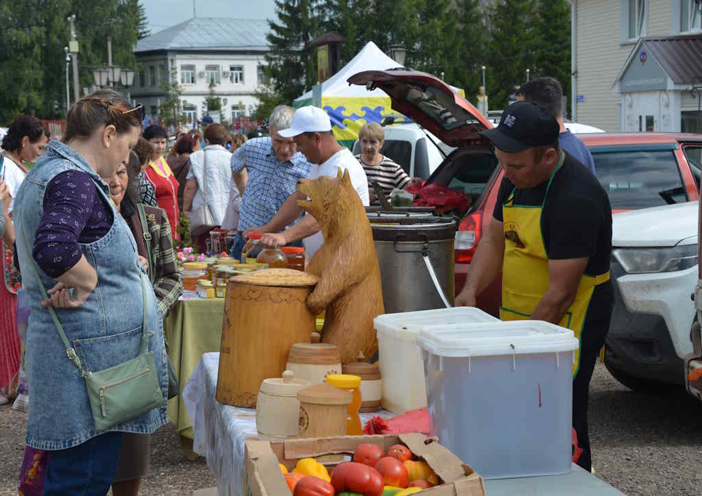 Щедрый Спас и товара, и веселья для людей припас!