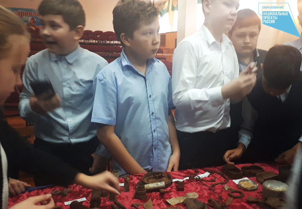 Школьники села Красноусольский побывали на выставке поискового отряда «Десант 37»