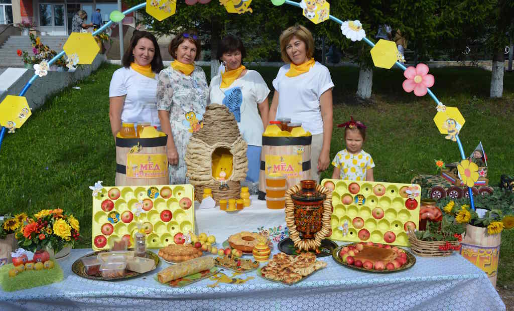 Щедрый Спас и товара, и веселья для людей припас!