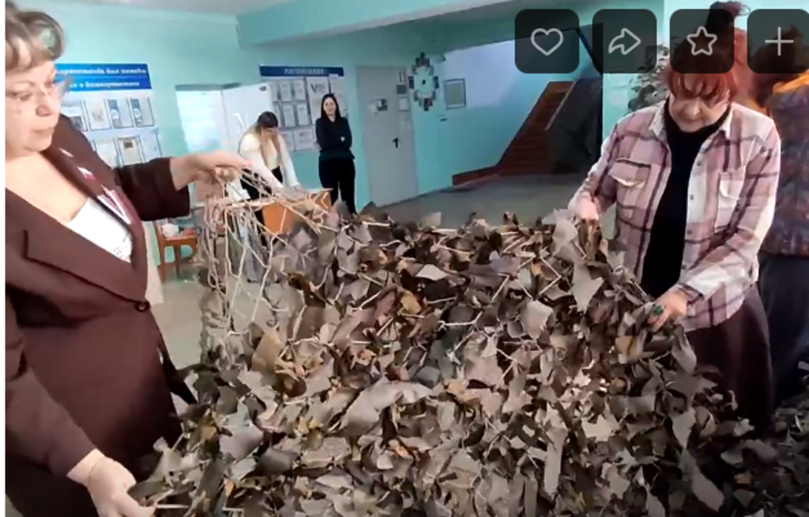 В Салавате неравнодушные плетут маскировочные сети на избирательных участках
