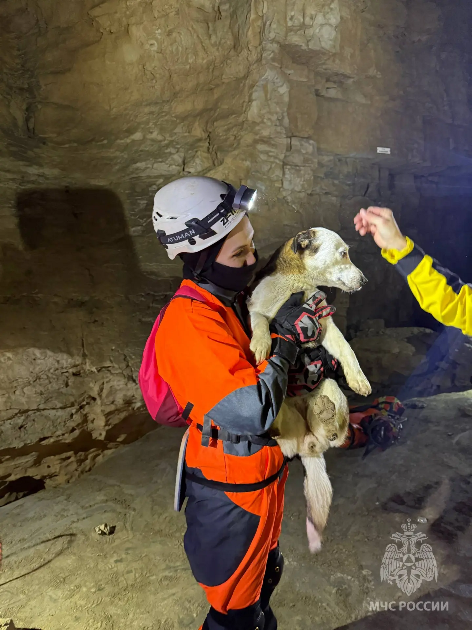 В Киндерлинской пещере спасли собаку, застрявшую в расщелине