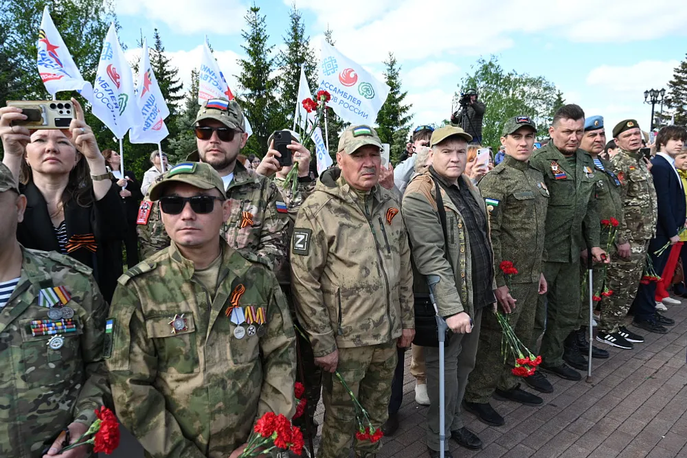 Радий Хабиров возложил венок к Вечному огню в уфимском парке Победы