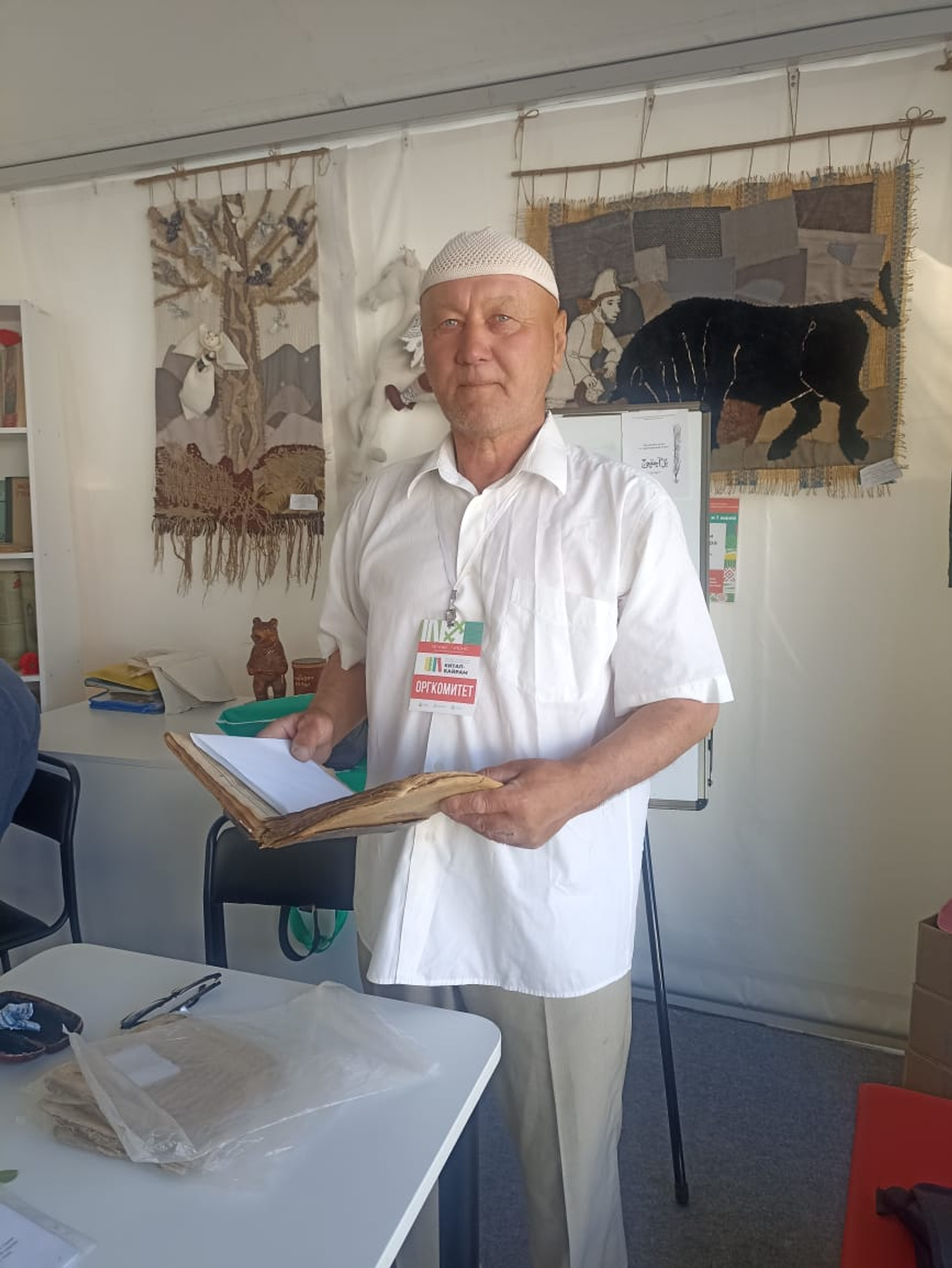 Посетители «Китап-Байрама» познакомились со старинными фолиантами