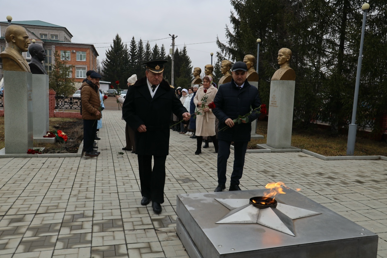 В День Неизвестного Солдата в Гафурийском районе состоялся митинг
