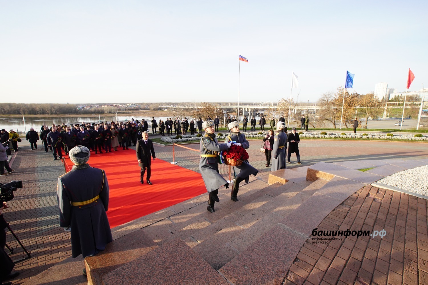 Глава Башкирии возложил цветы к Монументу Дружбы