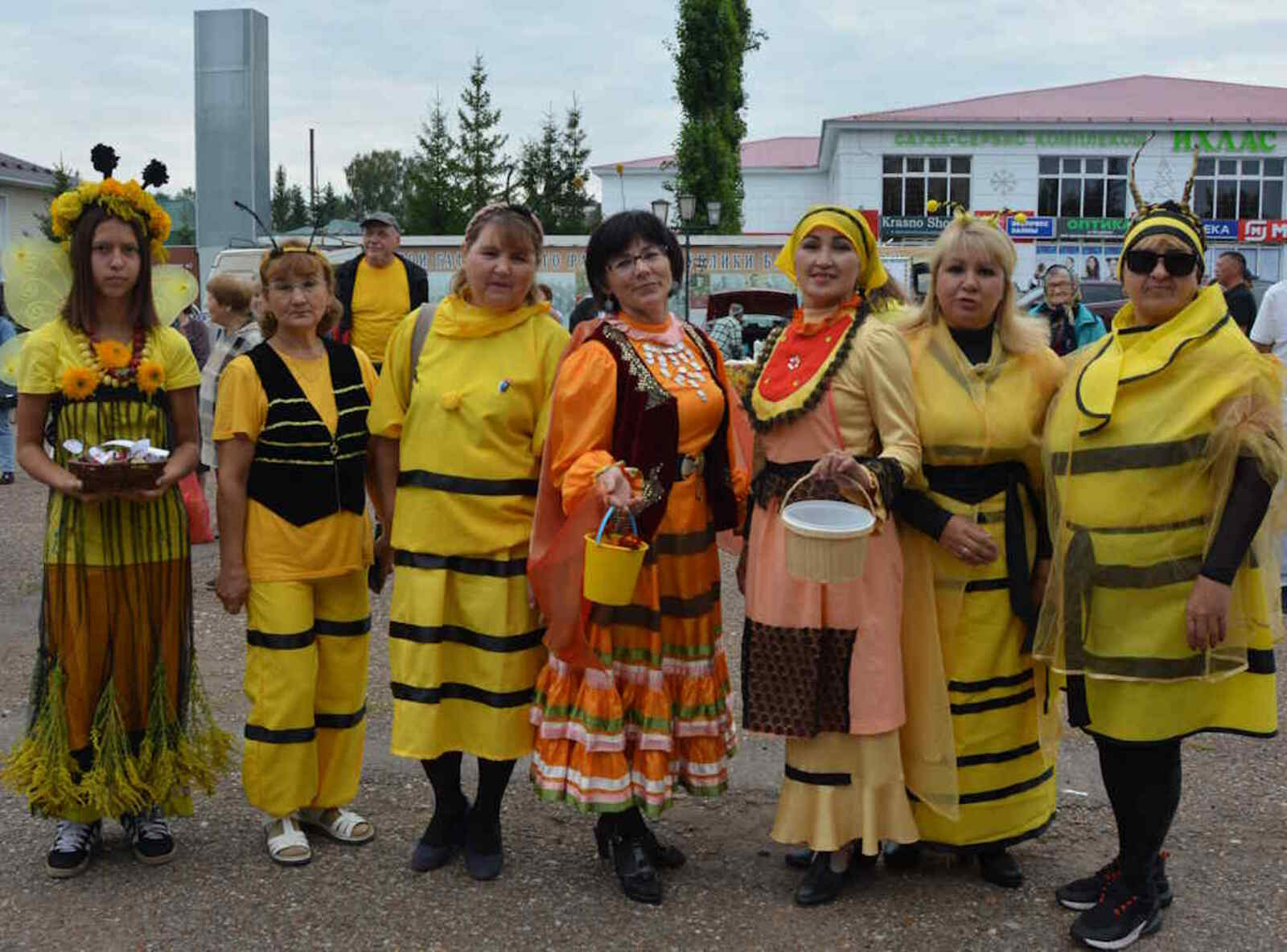 Щедрый Спас и товара, и веселья для людей припас!