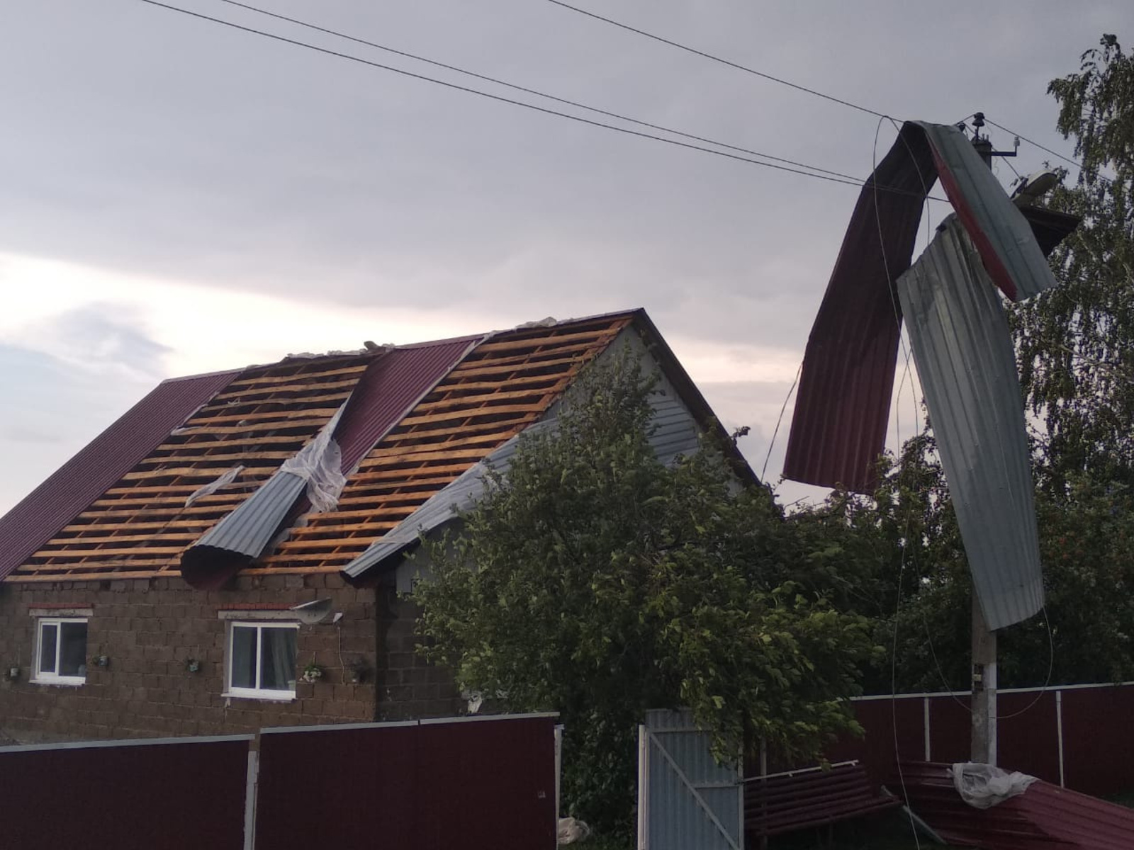 Сорванные крыши, пожары и смерть от удара молнии: по Башкирии прошлась стихия