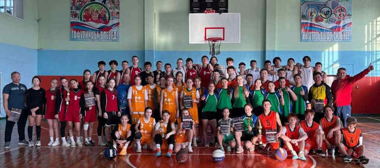 Упорная борьба шла за каждый мяч