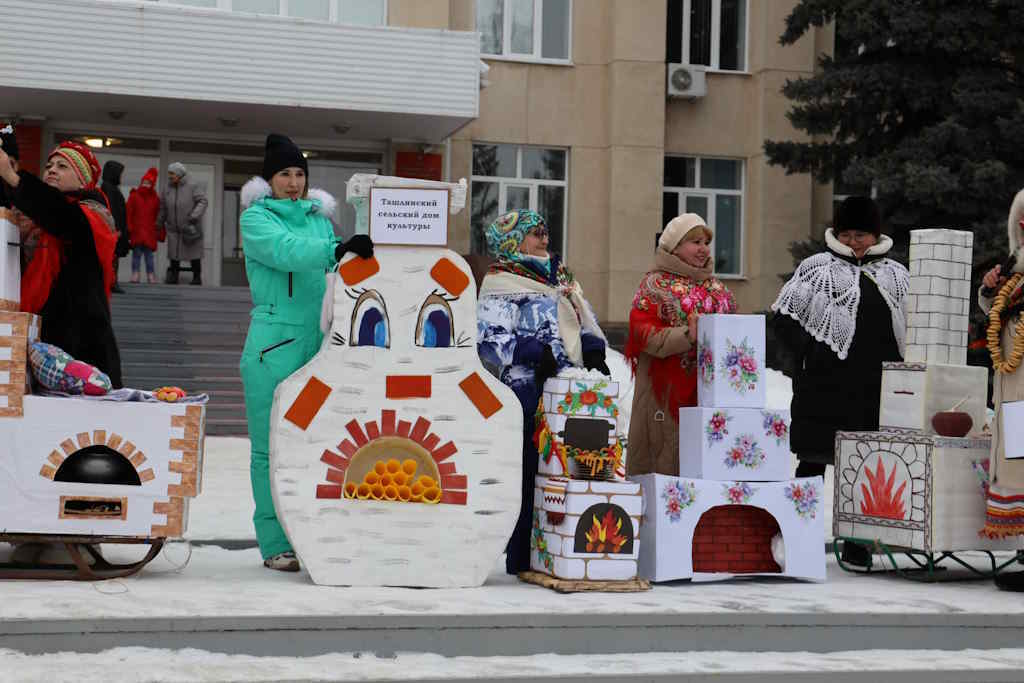 Блинами угостились – с Масленицей простились