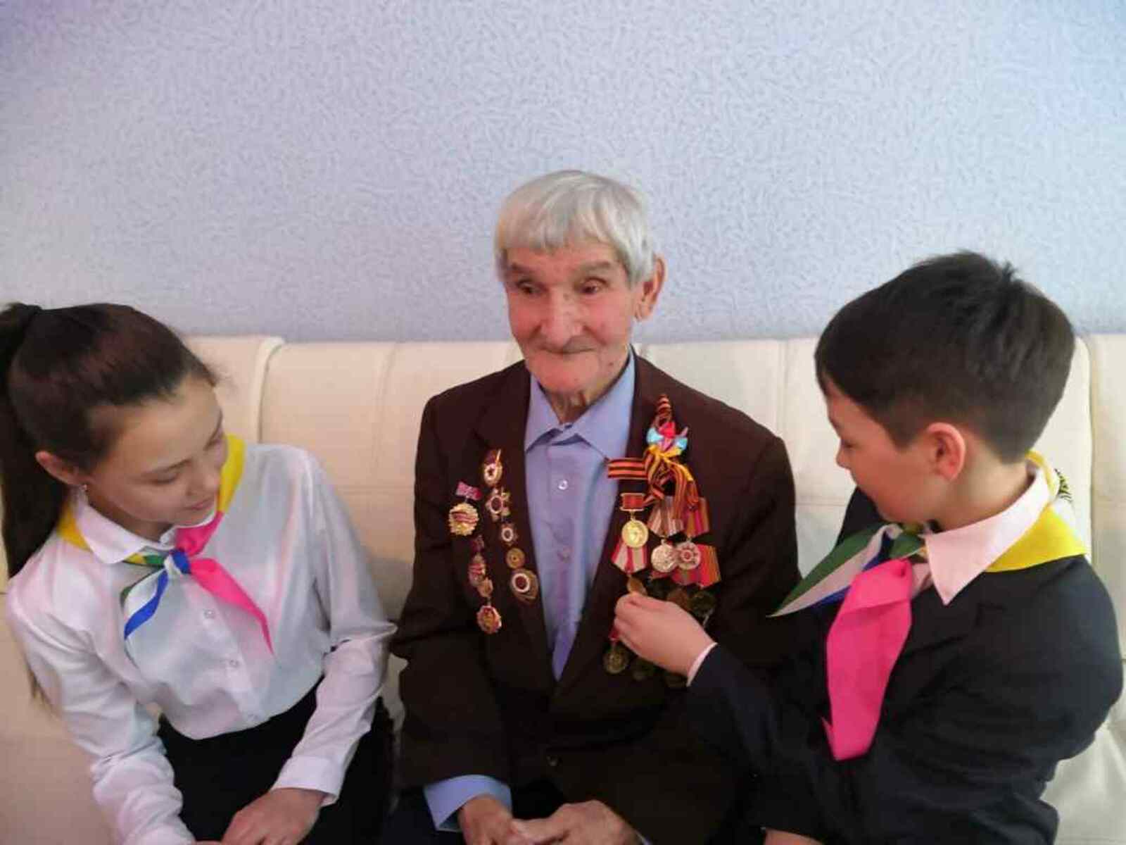 Школьники с удовольствием пообщались с ветераном ВОВ Г. Садыковым.