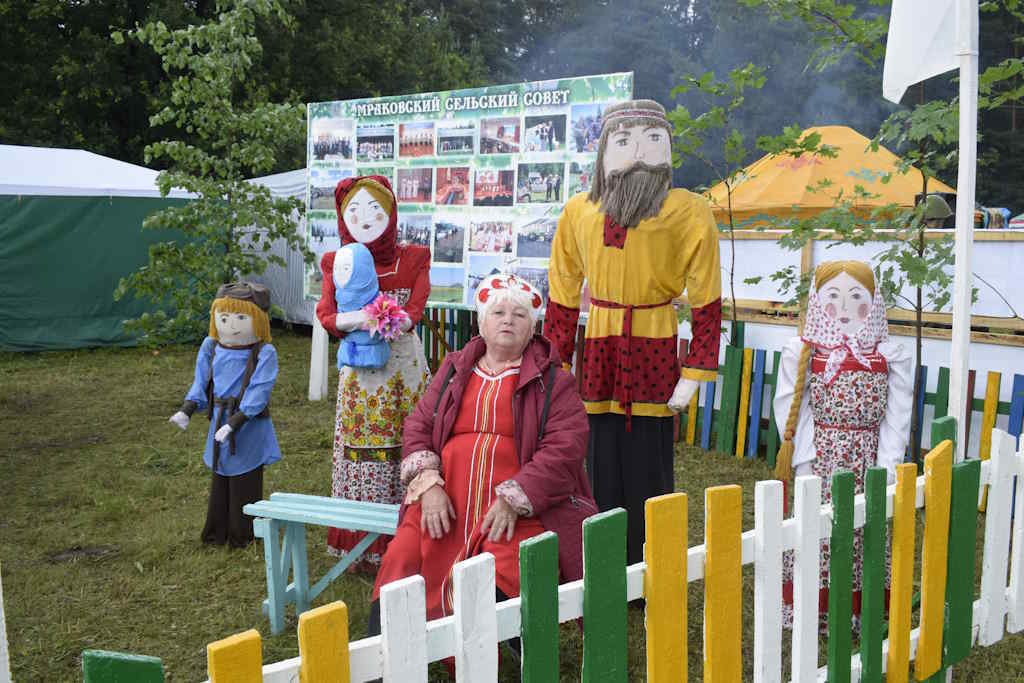 На улице из юрт…