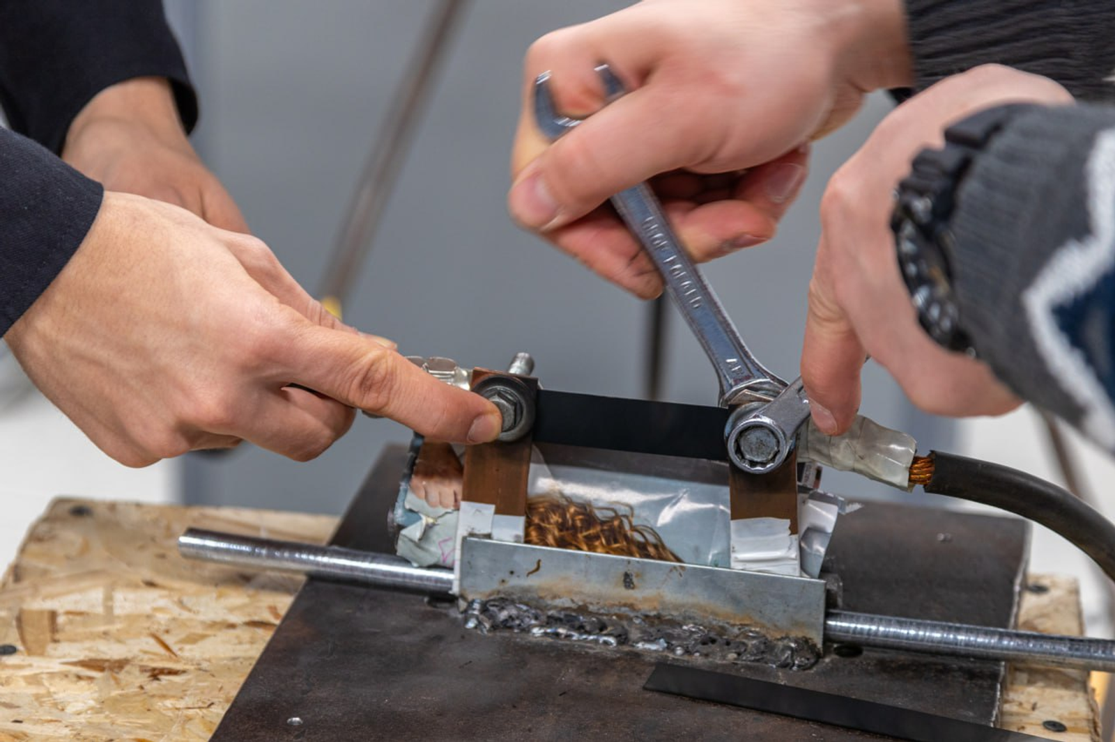 Ученые резидента Кампуса научились латать трещины металла с помощью микросварки