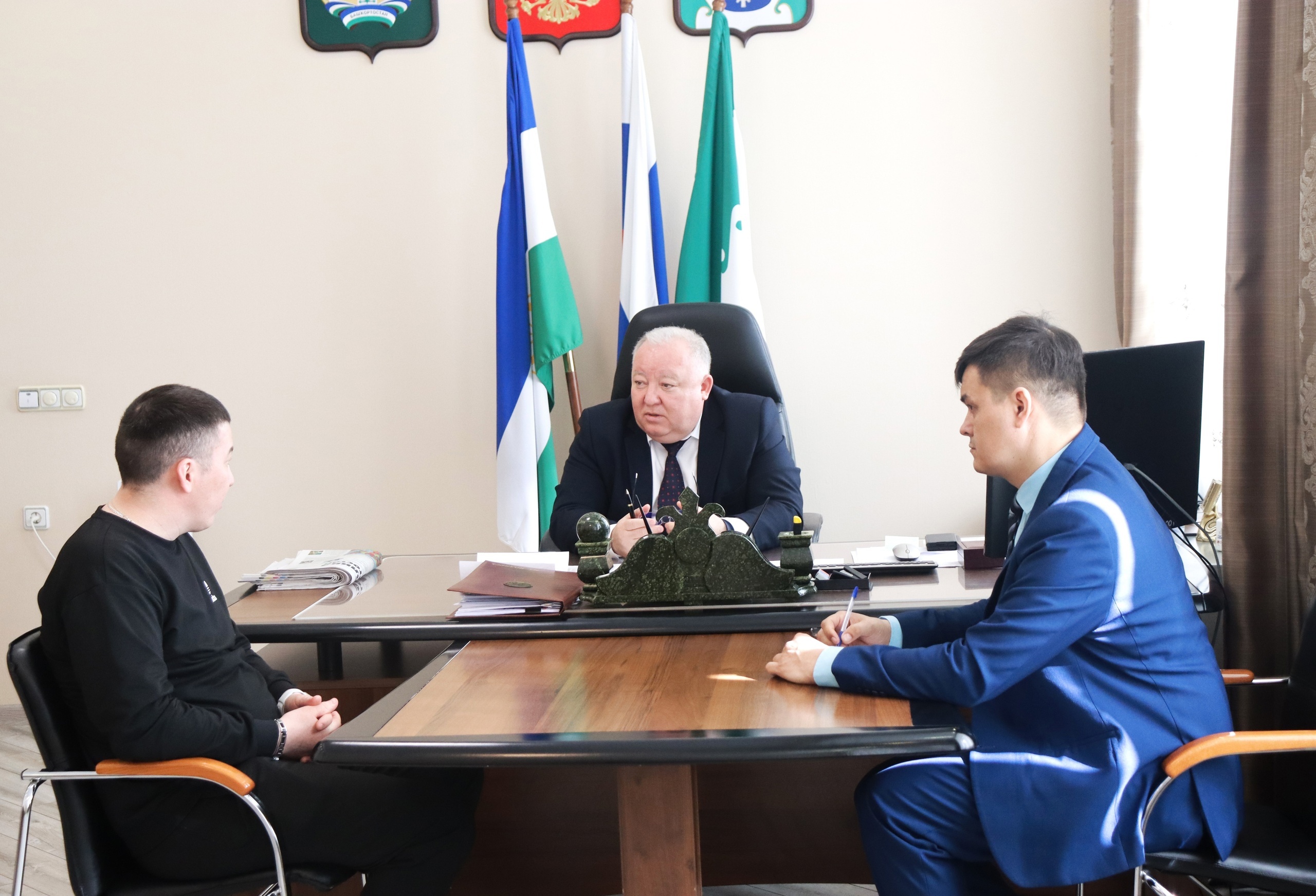 Глава администрации Фанзиль Чингизов встретился с тремя гафурийцами – участниками СВО