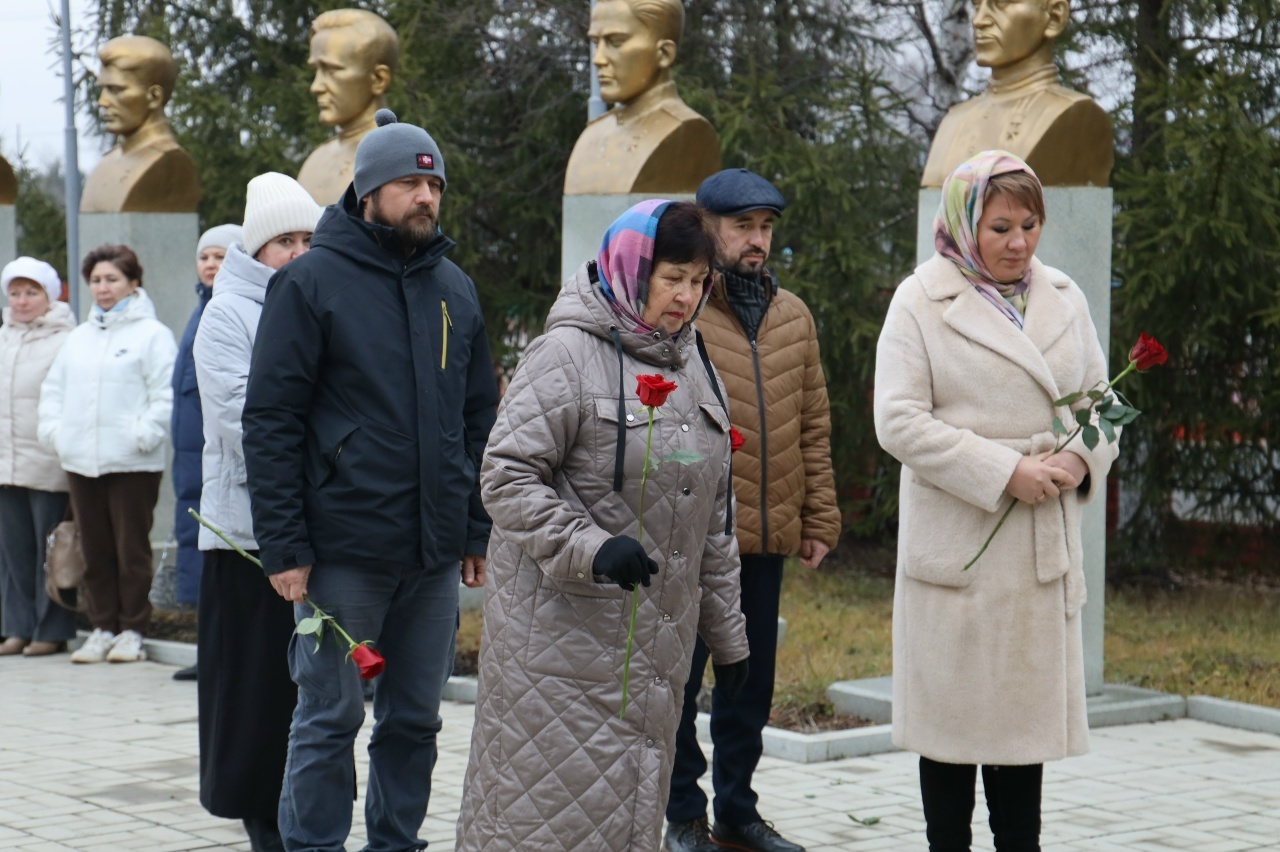 В День Неизвестного Солдата в Гафурийском районе состоялся митинг