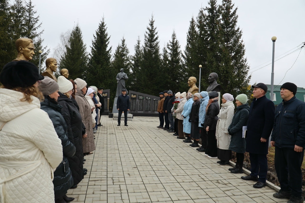 В День Неизвестного Солдата в Гафурийском районе состоялся митинг