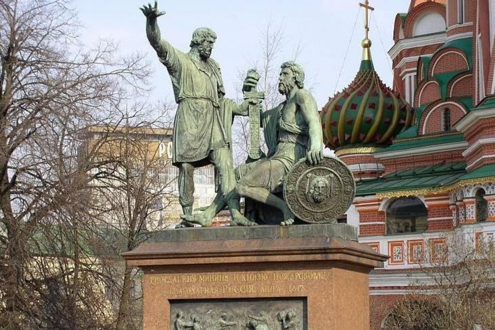 Официальные лица поздравили жителей республики с Днём народного единства