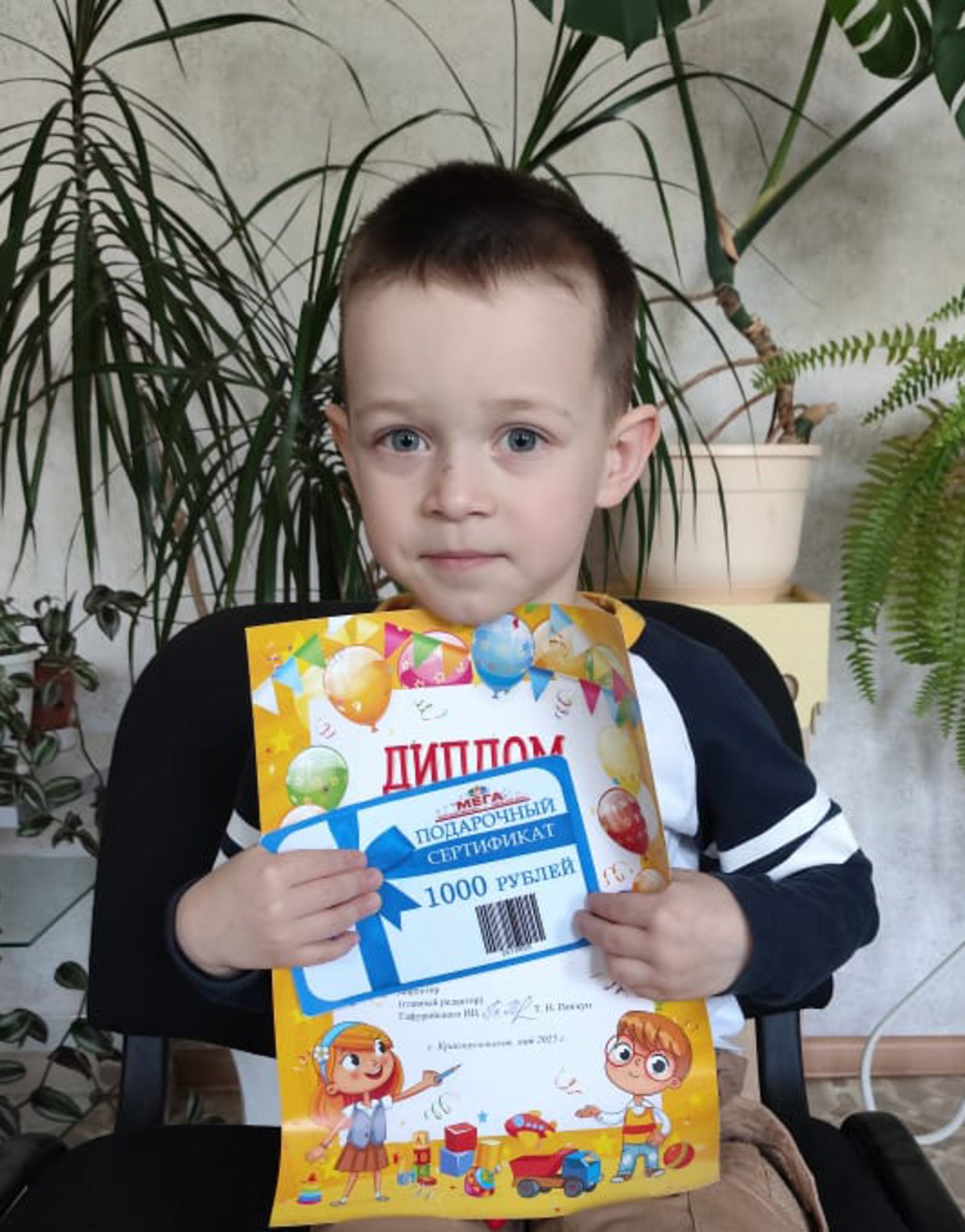 Победители очередного фотоконкурса нашей газеты получили призы