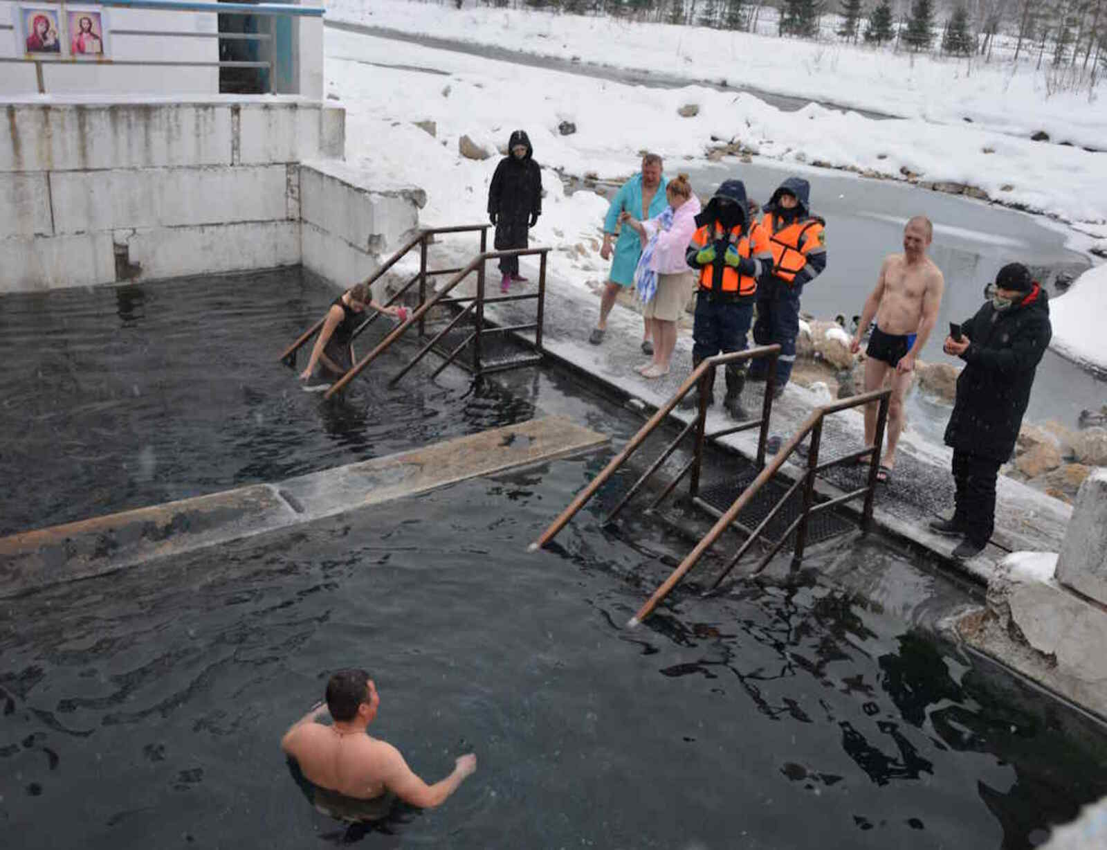 Воды крещенской волшебство...