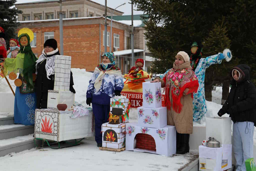 Блинами угостились – с Масленицей простились