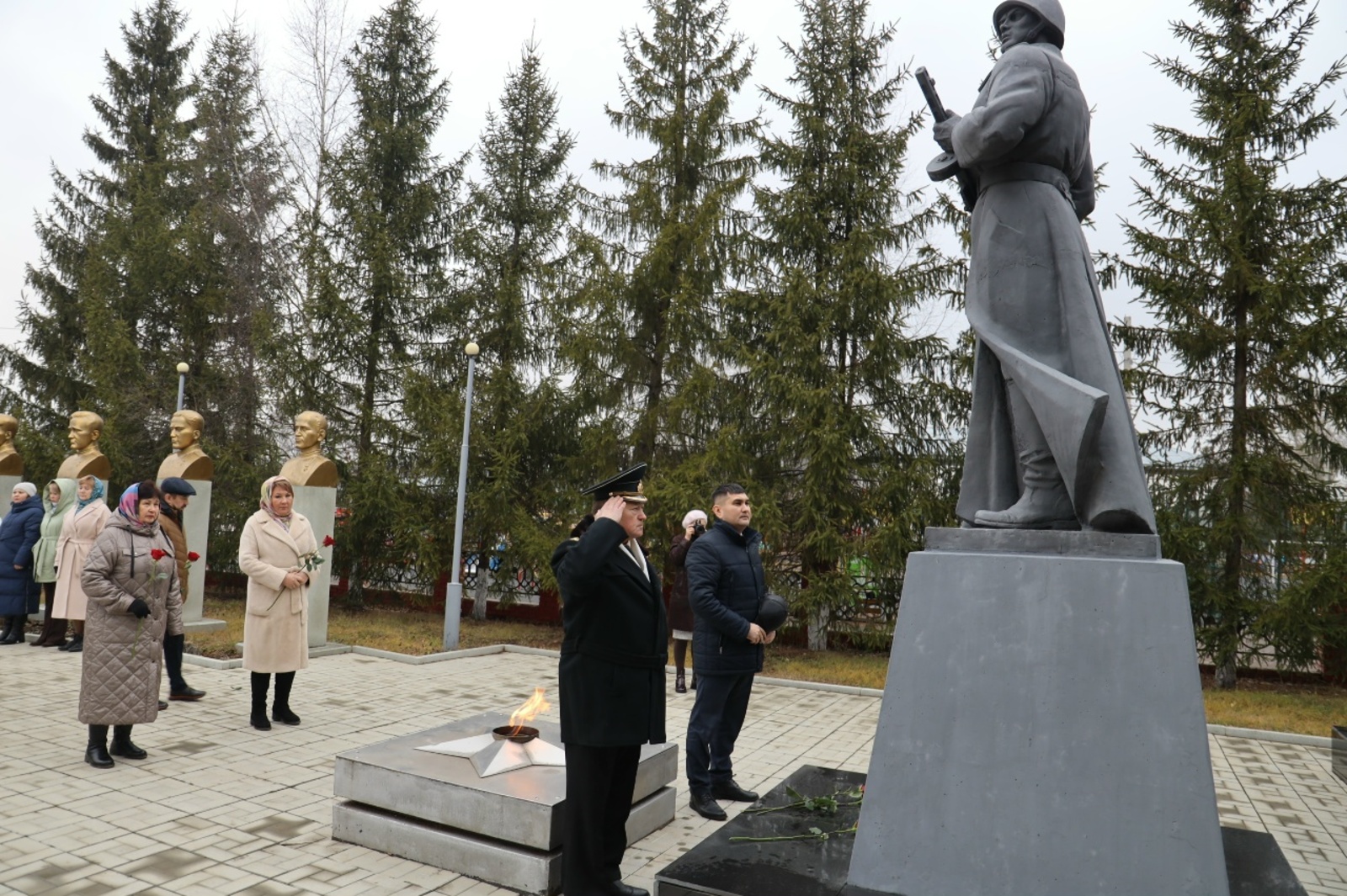 В День Неизвестного Солдата в Гафурийском районе состоялся митинг
