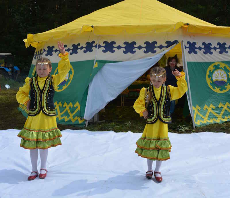 На улице из юрт…