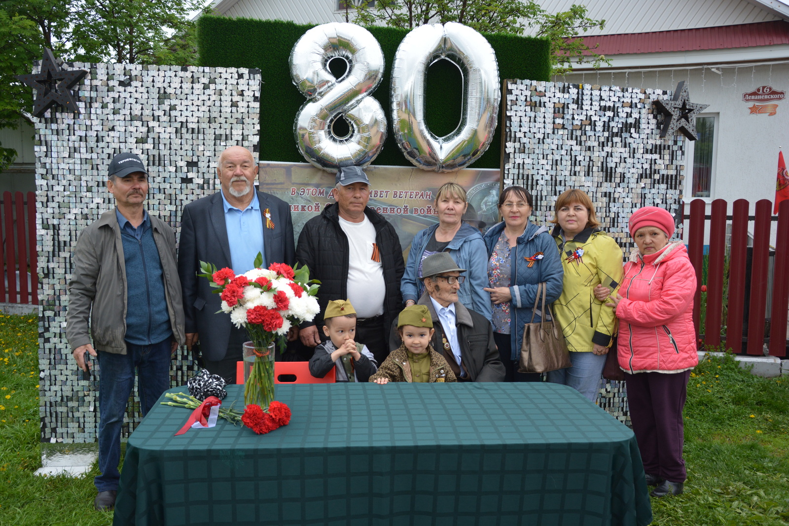 У дома ветерана ВОВ Габдрахима Садыкова прошёл парад