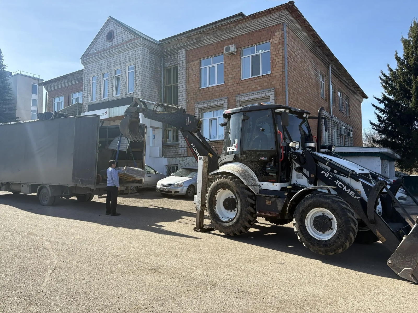 В с. Красноусольском приступили к обновлению площади имени Мажита Гафури