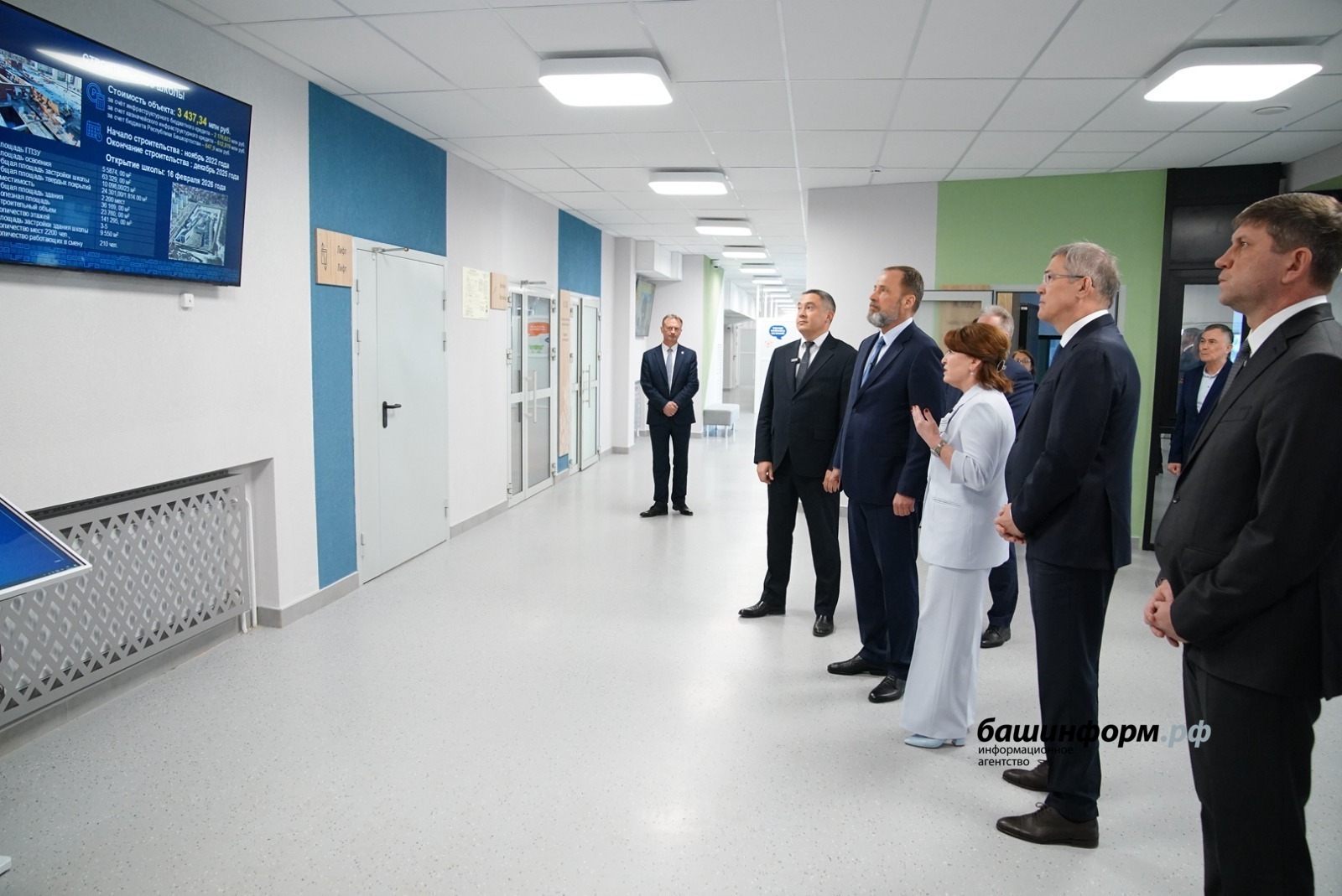 Игорь Комаров и Радий Хабиров осмотрели в Уфе самую большую школу ПФО