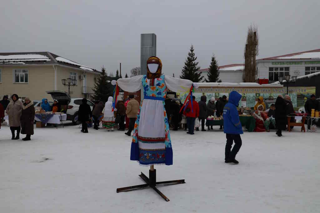 Блинами угостились – с Масленицей простились